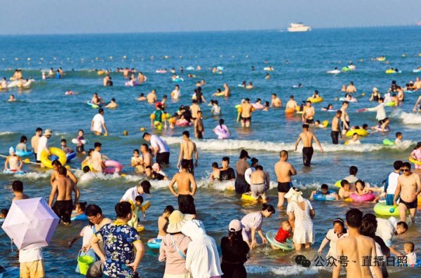 乾盘配资 经山历海 清凉一夏｜日照海滨游人如织 缤纷夏日精彩不断